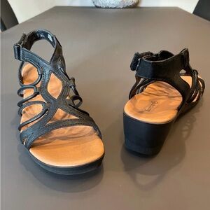 BareTraps Black Strappy Wedge Sandals with Tan Footbed